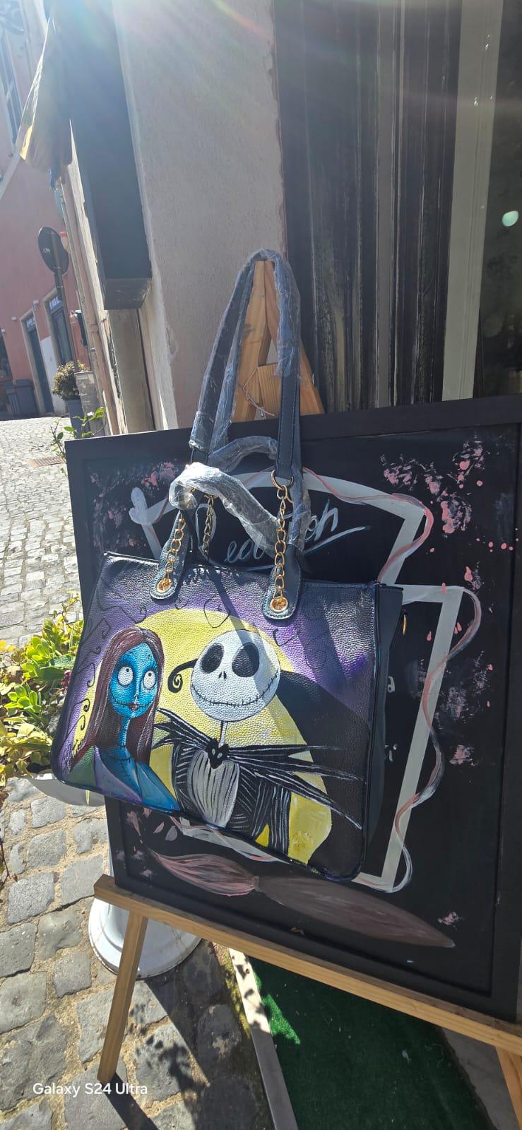 *Borsa Dipinta a Mano – Jack e Sally di Nightmare Before Christmas 🎃* 🧩 *Coordinabile su richiesta:* È possibile ordinare *un portafoglio o un giacchetto perfettamente abbinato* con lo stesso stile e soggetto ! Aggiungi un tocco di *magia gotica* e *romanticismo oscuro* al tuo look con questa *borsa dipinta a mano* che celebra i leggendari protagonisti di *Nightmare Before Christmas*: *Jack Skellington* e *Sally*! 🎨✨ Ogni borsa è realizzata con *colori acrilici di alta qualità* su *ecopelle resistente*, 