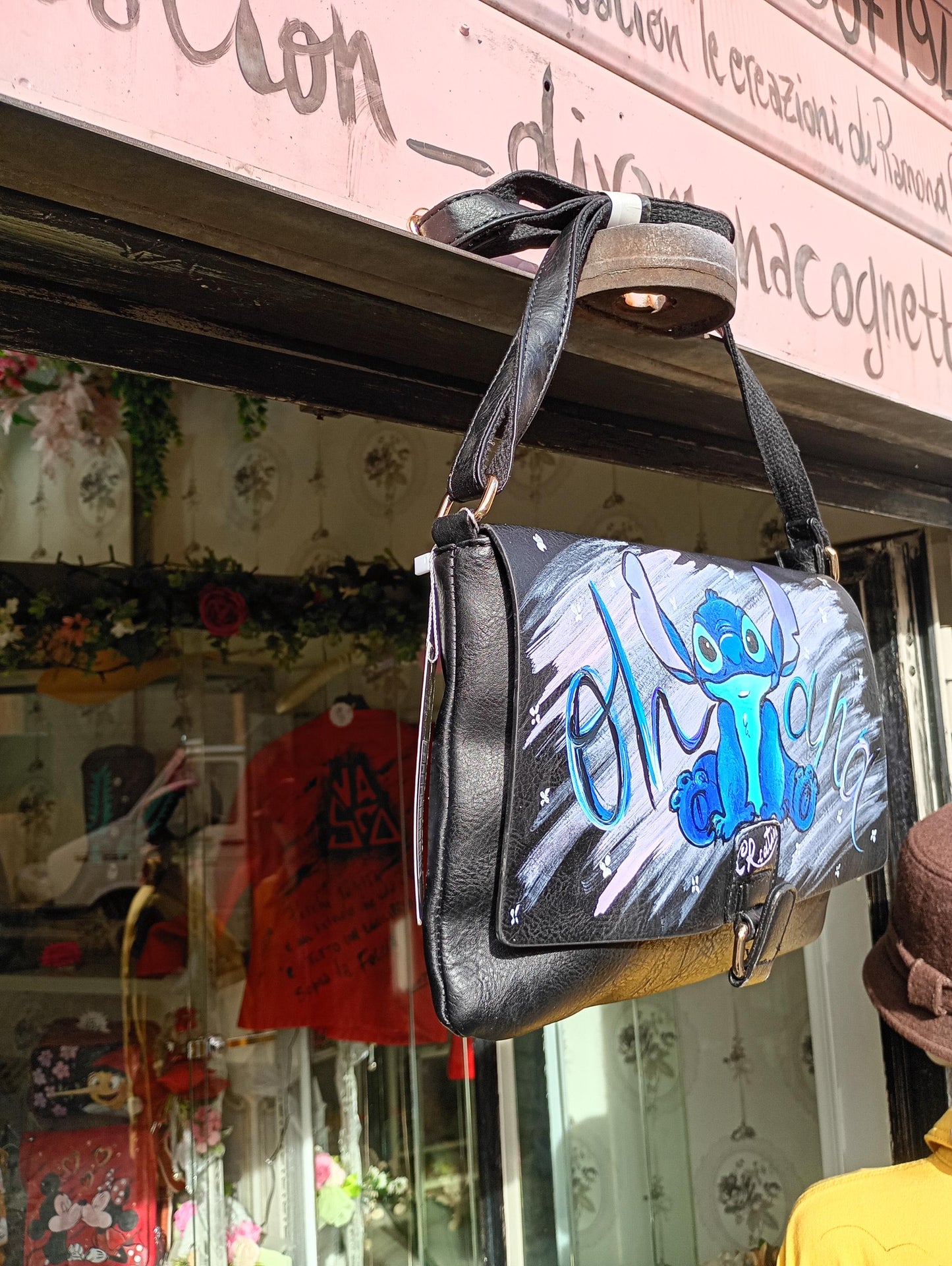 *Borsa Dipinta a Mano con Stitch – “Ohana” – Ecopelle – Personalizzabile* 🌺 *Coordinabile su richiesta:* È possibile ordinare *un portafoglio o un giacchetto abbinato* con lo stesso stile e soggetto! *Descrizione:* Questa borsa dipinta a mano è dedicata a *Stitch*, 