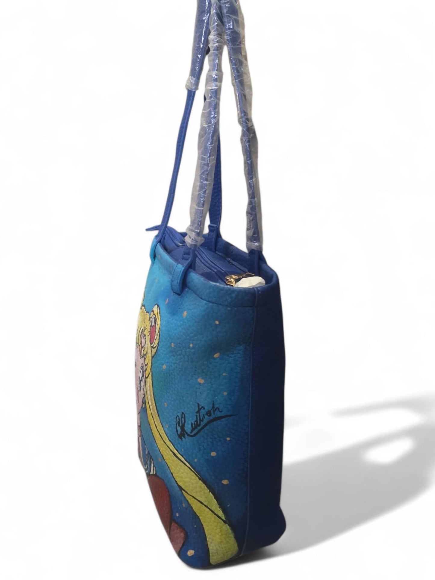 *Borsa dipinta a mano – Soggetto principale: Sailor Moon* ✨ Porta con te la magia delle stelle con questa splendida borsa dipinta a mano ispirata al mondo di *Sailor Moon*. Un accessorio unico e capiente, perfetto per chi ama l’artigianato e desidera distinguersi con stile! 🎨 Ogni borsa è un pezzo unico, realizzato interamente a mano con colori acrilici resistenti su ecopelle di alta qualità. Il soggetto principale è la mitica guerriera Sailor Moon, simbolo di forza, amicizia e femminilità.