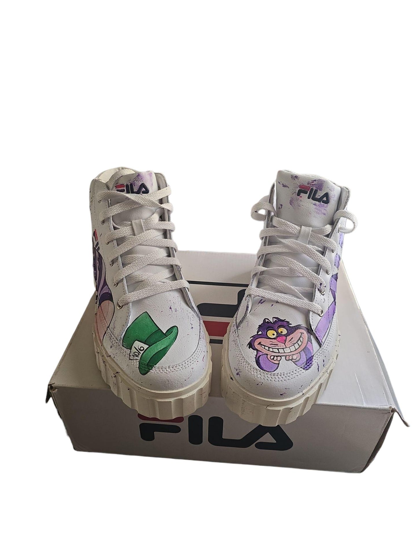 *Scarpe Fila Dipinte a Mano – Tema Stregatto di Alice 🐱✨* 🧩 *Coordinabile su richiesta:* È possibile ordinare *un portafoglio , una borsa o un giacchetto perfettamente abbinato* con lo stesso stile e soggetto ! Scarpe Fila alte dipinte interamente a mano con il celebre *Stregatto* di “Alice nel Paese delle Meraviglie