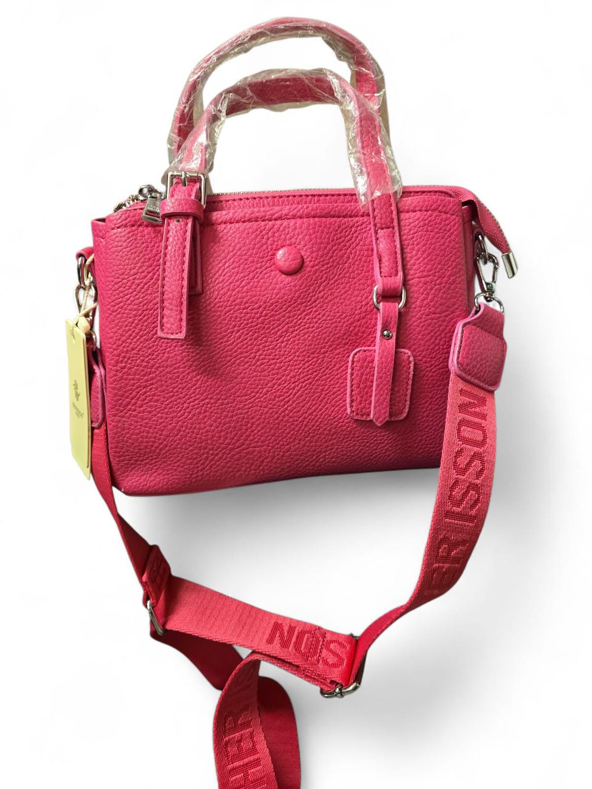 Borsa dipinta a mano – Stregatto + frase “Tutti i migliori sono matti” – Unica e personalizzabile *Descrizione:* 🎨 Borsa artigianale dipinta interamente a mano, realizzata in *pelle o ecopelle di alta qualità* e decorata con *colori acrilici professionali*, resistenti all'acqua e all'usura. Il soggetto principale è lo *Stregatto*, iconico personaggio di “Alice nel Paese delle Meraviglie”, accompagnato dalla frase *“Tutti i migliori sono matti”*, perfetta per chi ama distinguersi con stile e creatività!