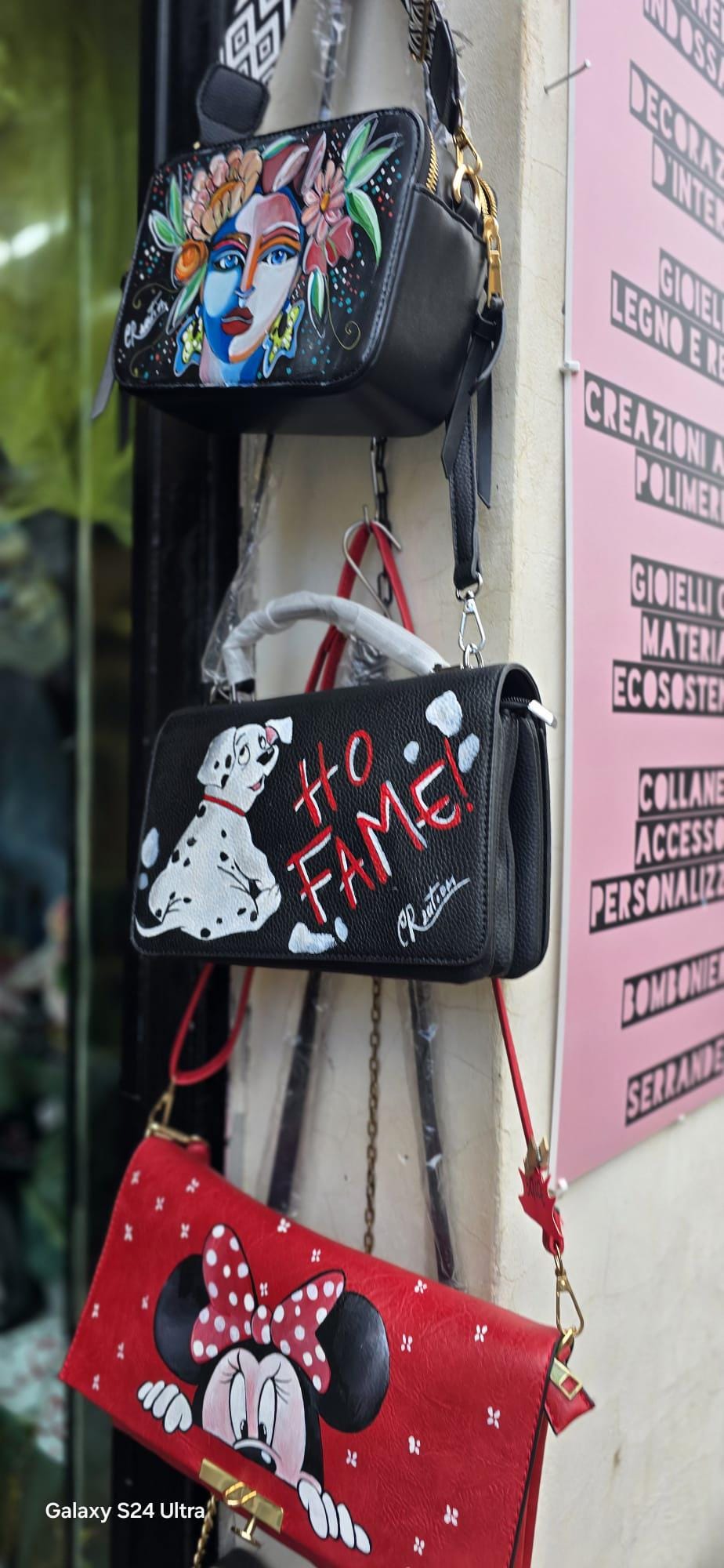 * borsa dipinta a mano – Cucciolo de "La Carica dei 101" 🐶 “Ho Fame!”* borsa con manico, decorata a mano con uno dei simpatici cuccioli de *"La Carica dei 101"*, iconico cartone animato Disney. La scritta “*HO FAME!*” aggiunge un tocco ironico e divertente, perfetta per chi ama distinguersi con stile. 🎨 *Dettagli:* - Realizzata in ecopelle - Chiusura a patta - Manico rigido rivestito 