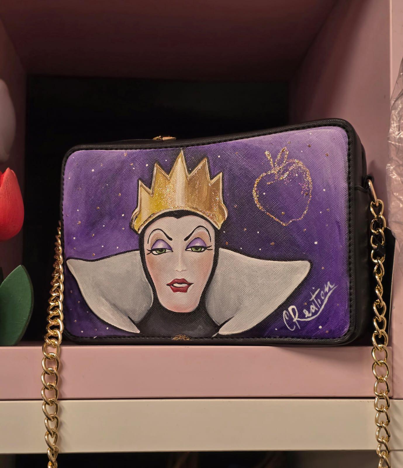 Borsa dipinta a mano ispirata alla Regina Grimilde Materiale: Ecopelle | Misure: 27 cm (lunghezza) x 8 cm (profondità) x 16 cm (altezza) 🧩 *Coordinabile su richiesta:* È possibile ordinare *un portafoglio o un giacchetto perfettamente abbinato* con lo stesso stile e soggetto