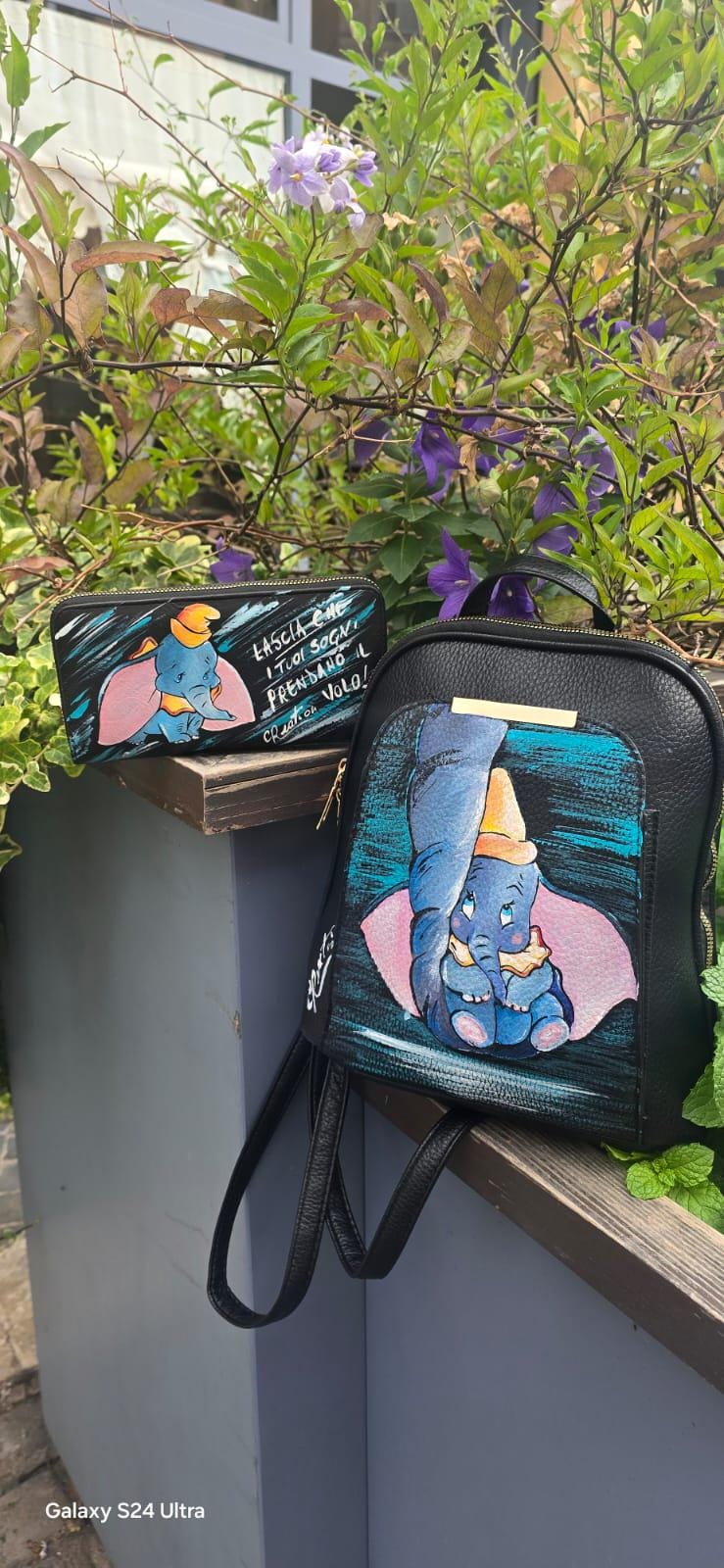 *Borsa Dipinta a Mano – Dumbo 🎨🐘* Un pezzo unico e tenerissimo ispirato al mondo Disney! Questa borsa in ecopelle è *dipinta a mano* con il soggetto principale *Dumbo*, il celebre elefantino volante amato da grandi e piccini. Ogni dettaglio è realizzato a mano con *colori acrilici professionali*, sigillati per garantire durata nel tempo e resistenza al lavaggio fino a 40°. 🖌️ *Dettagli del prodotto*: - Materiale: Ecopelle - Tecnica: Pittura acrilica a mano, con protezione finale - Lavabile in lavatrice (