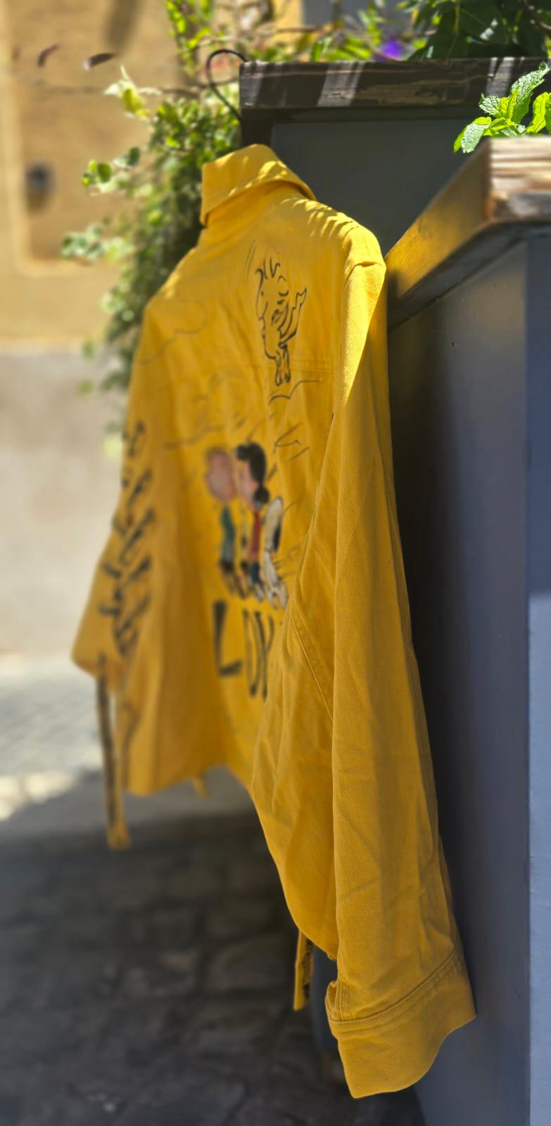 *Giacca Dipinta a Mano – Snoopy + Love ❤️🎨* Un capo originale, allegro e pieno di personalità! Questa *giacca dipinta a mano* ha come protagonista *Snoopy*, accompagnato da altri personaggi del mondo Peanuts e da una grande scritta decorativa *"LOVE"* sul retro. Perfetta per chi ama distinguersi con stile e dolcezza. 🧥 *Dettagli del prodotto:* - Giacca in jeans (disponibile anche in pelle su richiesta) - Taglia personalizzabile