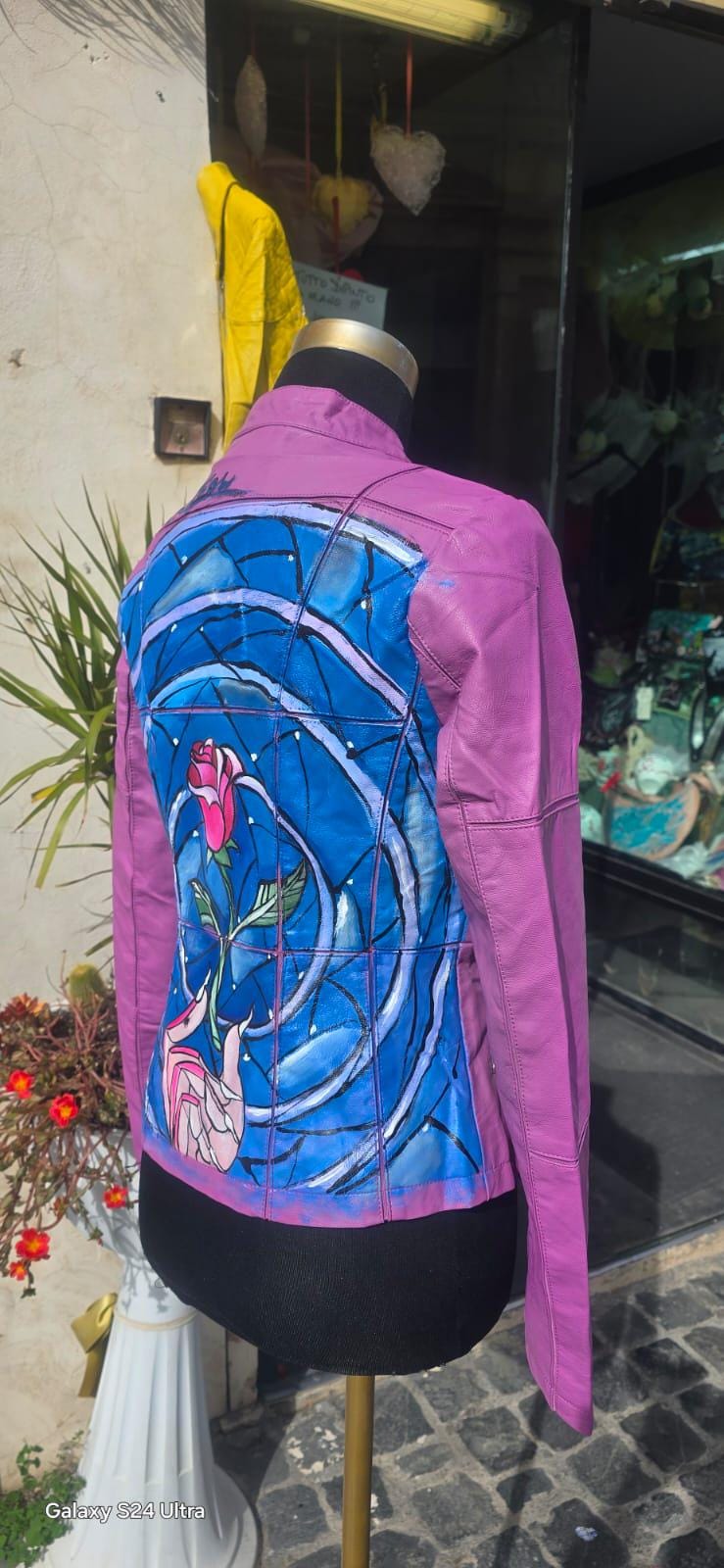 *✨ Giacca Dipinta a Mano – Rosa Incantata La Bella e la Bestia ✨* *Taglia disponibile: S donna* (contattami per altre taglie) Materiale: *Ecopelle/Pelle di alta qualità* Tecnica: *Colori acrilici professionali resistenti all’acqua e all’usura* Porta un tocco di magia nel tuo outfit con questa giacca artigianale ispirata a una delle storie più amate di sempre! 🌹✨ Il soggetto principale è *la Rosa Incantata della Bella e la Bestia*