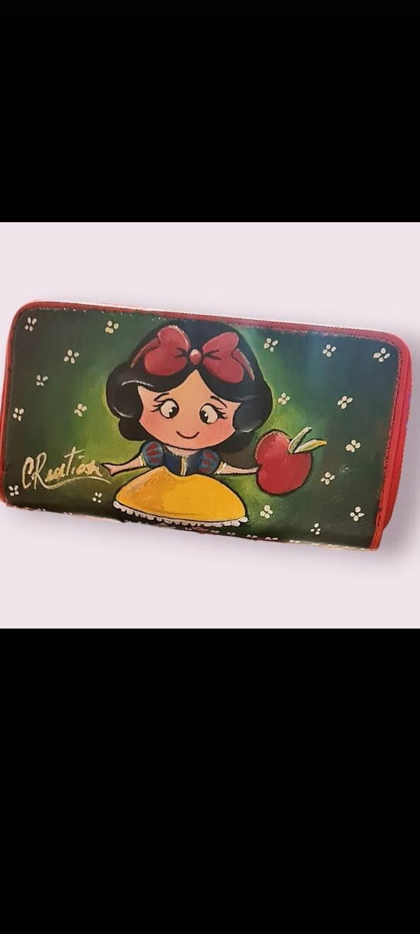 Portafoglio Dipinto a Mano Accessorio Unico e Magico Caratteristiche: 🧩 *Coordinabile su richiesta:* È possibile ordinare *una borsa o un giacchetto perfettamente abbinato* con lo stesso stile e soggetto ! ✔ Pezzo unico: Il prodotto in foto è stato venduto, ma verrà realizzato con lo stesso design su una borsa molto simile Design dipinto a mano Materiale resistente