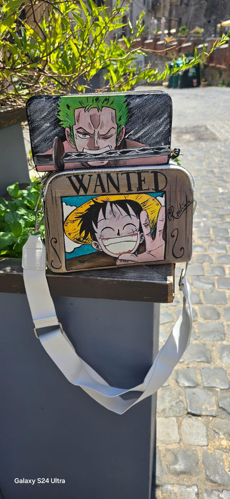 *Borsa Dipinta a Mano – Rubber Cappello di Paglia (One Piece) 🏴☠️🎨* Un accessorio unico per veri fan di One Piece! Questa *borsa in ecopelle dipinta a mano* ha come soggetto principale *Rubber (Luffy)* con il suo iconico *cappello di paglia*, simbolo di libertà e avventura. Realizzata con *colori acrilici professionali*, ogni borsa è un pezzo artigianale unico, perfett