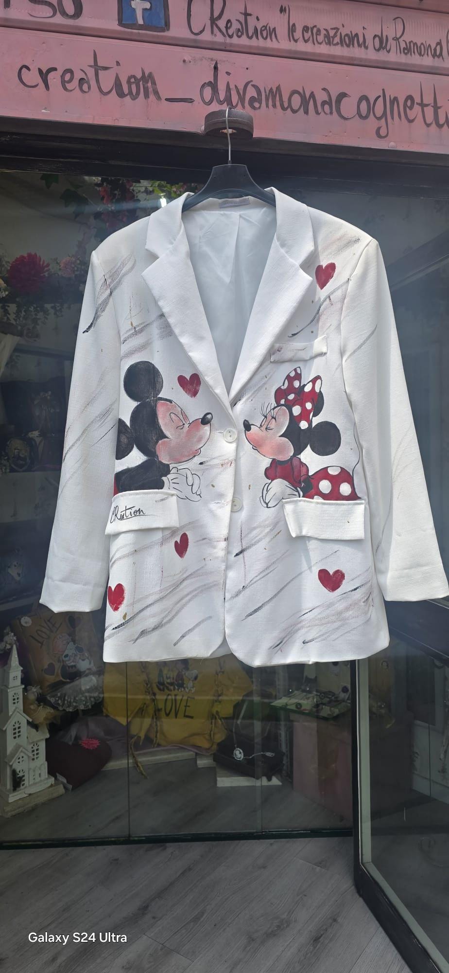 *Giacca Donna Dipinta a Mano – Minnie &amp; Topolino* 🎨👩🎨 Giacca in taglia unica, perfetta per rendere il tuo outfit unico e originale! Dipinta interamente a mano con amore e cura nei dettagli, presenta come soggetto principale una dolcissima scena di *Minnie e Topolino*, simbolo intramontabile di amore e complicità. ❤️🐭🎀 🧥 *Taglia unica* (vestibilità comoda) 🎨 Ogni giacca è un pezzo unico: possono esserci piccole variazioni che rendono il tuo capo ancora più speciale! 📦 Disponibilità: - Pronta cons