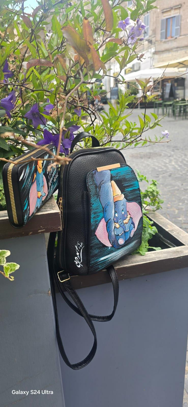 *Borsa Dipinta a Mano – Dumbo 🎨🐘* Un pezzo unico e tenerissimo ispirato al mondo Disney! Questa borsa in ecopelle è *dipinta a mano* con il soggetto principale *Dumbo*, il celebre elefantino volante amato da grandi e piccini. Ogni dettaglio è realizzato a mano con *colori acrilici professionali*, sigillati per garantire durata nel tempo e resistenza al lavaggio fino a 40°. 🖌️ *Dettagli del prodotto*: - Materiale: Ecopelle - Tecnica: Pittura acrilica a mano, con protezione finale - Lavabile in lavatrice (