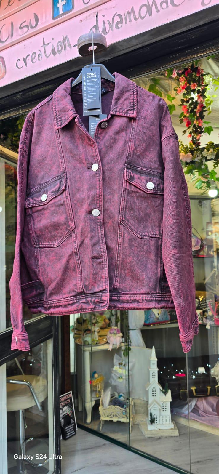 *Giacca di jeans dipinta a mano – Stregatto 🐱🎨* 🧩 *Coordinabile su richiesta:* È possibile ordinare *un portafoglio , una borsa o scarpe perfettamente abbinate* con lo stesso stile e soggetto ! Un capo unico, spiritoso e originale! Questa *giacca in jeans* è decorata a mano con il celebre *Stregatto* di Alice nel Paese delle Meraviglie. Un mix perfetto di ironia e fantasia, pensato per chi ama distinguersi con uno stile unico e artigianale. 🎨 *Dettagli prodotto:* - Giacchetto in jeans - Soggetto: Strega