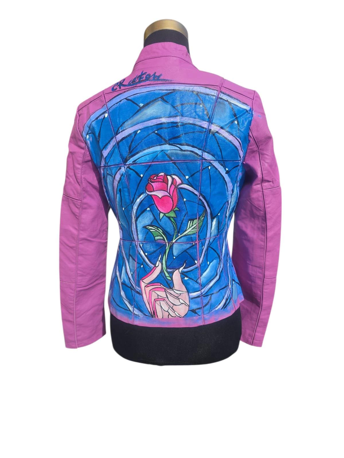 *✨ Giacca Dipinta a Mano – Rosa Incantata La Bella e la Bestia ✨* *Taglia disponibile: S donna* (contattami per altre taglie) Materiale: *Ecopelle/Pelle di alta qualità* Tecnica: *Colori acrilici professionali resistenti all’acqua e all’usura* Porta un tocco di magia nel tuo outfit con questa giacca artigianale ispirata a una delle storie più amate di sempre! 🌹✨ Il soggetto principale è *la Rosa Incantata della Bella e la Bestia*