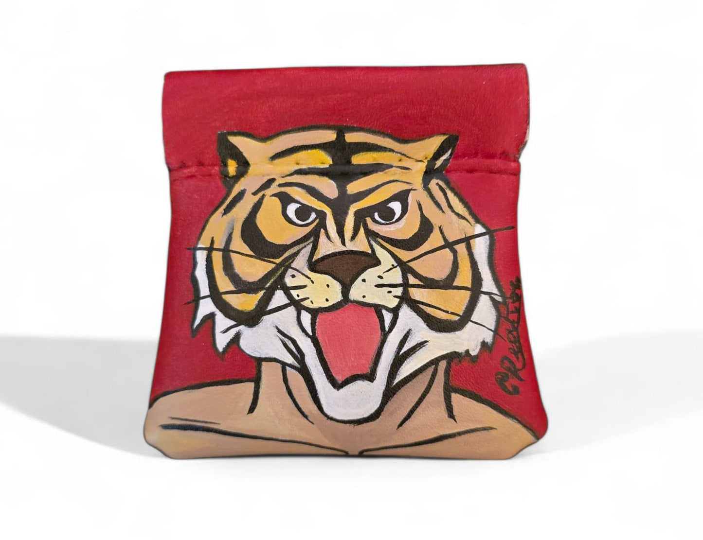 *🟡 Portamonete dipinto a mano – L’Uomo Tigre + Frase Iconica 🟡* Un omaggio a uno dei personaggi più amati degli anime: *L’Uomo Tigre*! Questo portamonete artigianale è *dipinto interamente a mano*, con cura e passione, per offrire un accessorio unico e grintoso, perfetto per veri fan del genere. 🎨 *Soggetto principale*: L’Uomo Tigre con una delle sue frasi più iconiche 