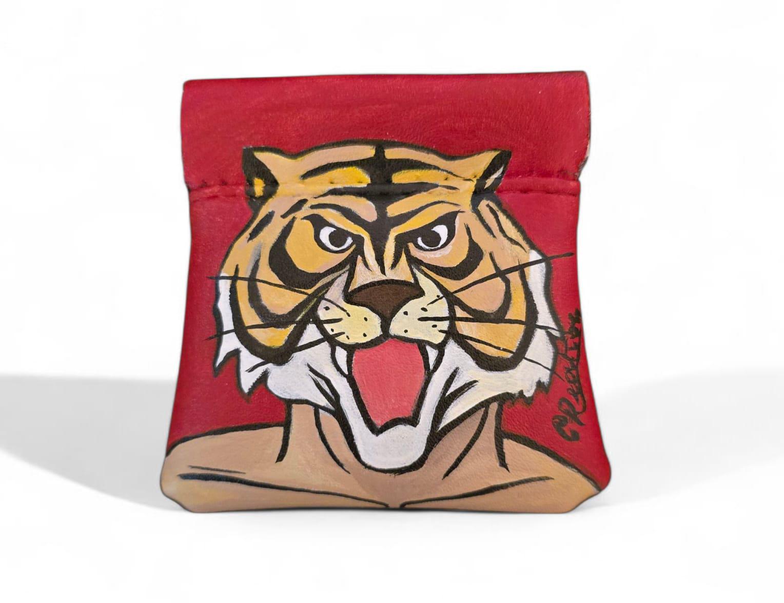 *🟡 Portamonete dipinto a mano – L’Uomo Tigre + Frase Iconica 🟡* Un omaggio a uno dei personaggi più amati degli anime: *L’Uomo Tigre*! Questo portamonete artigianale è *dipinto interamente a mano*, con cura e passione, per offrire un accessorio unico e grintoso, perfetto per veri fan del genere. 🎨 *Soggetto principale*: L’Uomo Tigre con una delle sue frasi più iconiche 