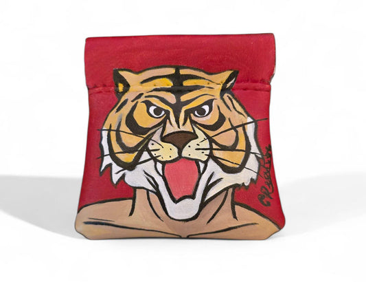 *🟡 Portamonete dipinto a mano – L’Uomo Tigre + Frase Iconica 🟡* Un omaggio a uno dei personaggi più amati degli anime: *L’Uomo Tigre*! Questo portamonete artigianale è *dipinto interamente a mano*, con cura e passione, per offrire un accessorio unico e grintoso, perfetto per veri fan del genere. 🎨 *Soggetto principale*: L’Uomo Tigre con una delle sue frasi più iconiche 