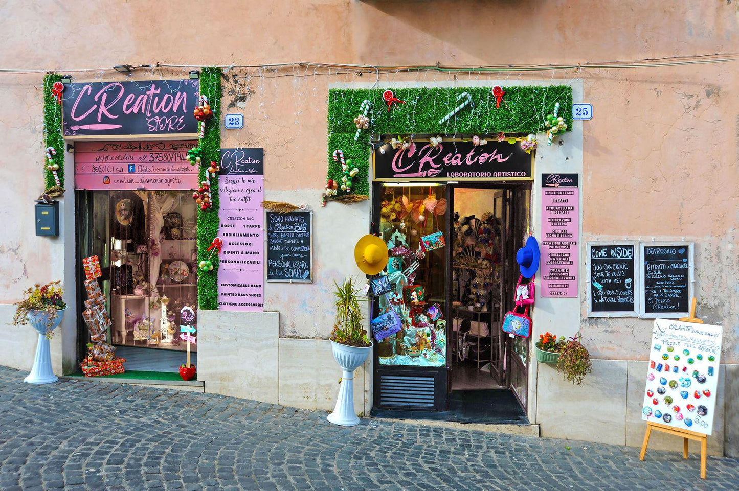 Topolino, Stivali in cuoio dipinto a mano