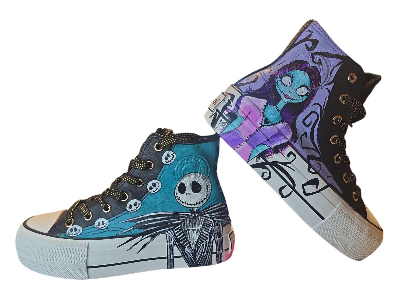 Scarpe dipinte a mano: Jack &amp; Sally (Nightmare Before Christmas)* Scarpe dipinte interamente a mano con soggetto ispirato a Jack e Sally, i celebri protagonisti del mondo incantato e gotico di "Nightmare Before Christmas". Un design artistico e curato nei minimi dettagli, perfetto per chi ama l’atmosfera magica e fuori dal comune di questa storia. 🖌️ *Pezzo unico* realizzato artigianalmente 🎨 Personalizzabile su richiesta (personaggi, nomi, frasi) 👟 Modello in pronta consegna: numero 38 📩 Contattami