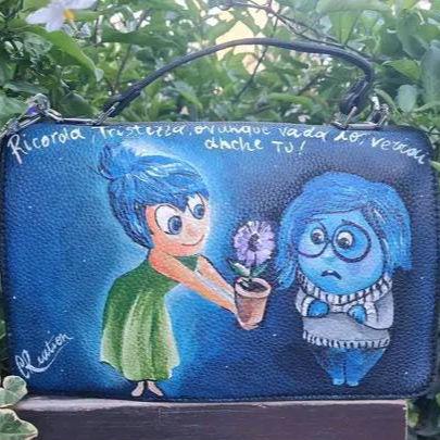 Borsa Dipinta a Mano - Inside Out | Pezzo Unico Artigianale ✨ Un accessorio magico per gli amanti della creatività e delle emozioni! ✨ Questa borsa unica è interamente dipinta a mano con colori acrilici resistenti e raffigura i simpatici e amati personaggi di Inside Out! Perfetta per chi ama il mondo Disney-Pixar e vuole portare sempre con sé un tocco di fantasia e colore. 