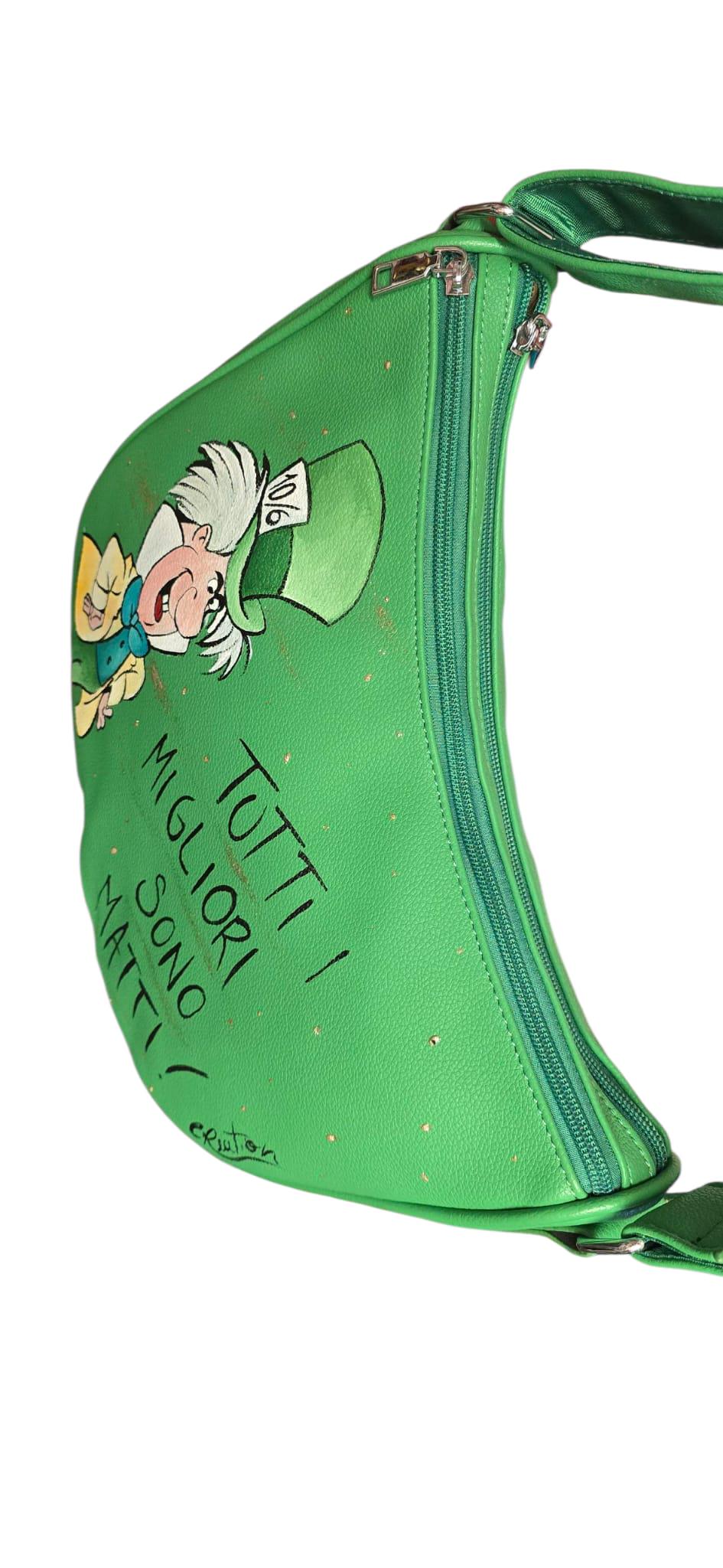 *Borsa dipinta a mano – Il Cappellaio Matto 🎩🟢* Un accessorio originale e stravagante, ispirato al magico mondo di Alice! Questa *borsa in ecopelle verde*, dipinta interamente a mano, ha come soggetto principale *il Cappellaio Matto*, celebre personaggio del cartone, accompagnato dalla frase iconica: *"Tutti i migliori sono matti"*. Un pezzo unico perfetto per chi ama distinguersi con stile e fantasia!