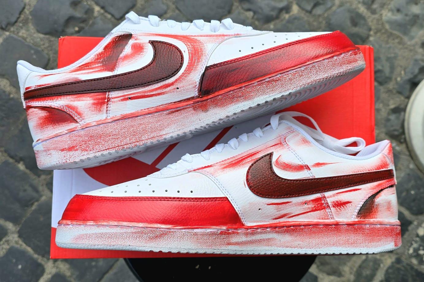 Scarpe Nike dipinte a mano • Il Re Leone e Nala • Scarpe personalizzate unisex • Arte su scarpe • Coordinato disponibile *Descrizione:* 🎨 Scarpe uniche dipinte a mano con soggetto principale *Il Re Leone* e la sua compagna Nala, tratte dal celebre cartone animato amato da generazioni. 👟 Modello Nike unisex, realizzabile su richiesta in *tutte le taglie*, uomo o donna. 🖌️ Ogni paio è un pezzo unico, realizzato con *colori acrilici professionali* resistenti all'acqua e al tempo, su *scarpe originali di alt