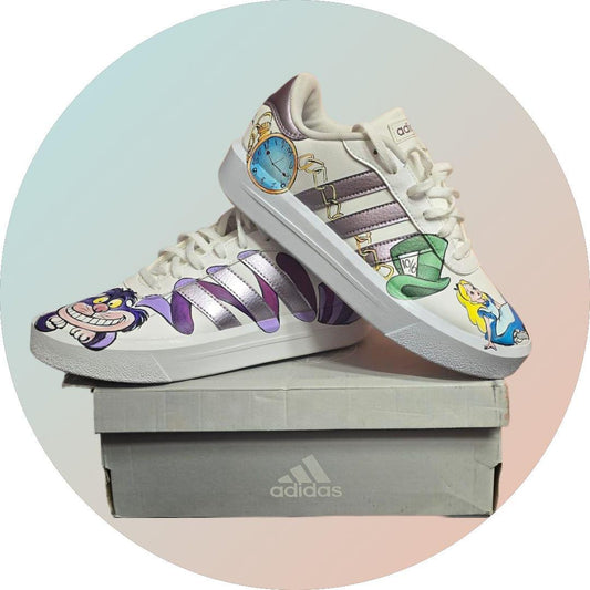 Adidas Personalizzate – Tema Alice &amp; Stregatto 🎨🐱👓 Un tuffo nel Paese delle Meraviglie ai tuoi piedi! Queste Adidas dipinte a mano sono decorate con un’esclusiva personalizzazione ispirata a Alice nel Paese delle Meraviglie e al mitico Stregatto, perfette per chi ama la fantasia, l’arte e lo stile unico. Ogni dettaglio è curato a mano con colori acrilici professionali e protetto da una finitura resistente per garantire durata e originalità. 🐇🌈 🧩 *Coordinabile su richiesta:* È possibile ordinare *u