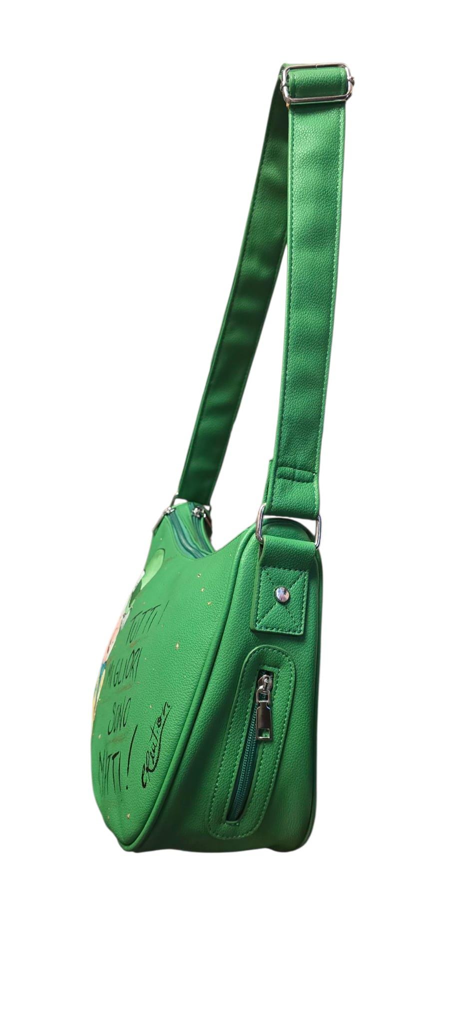 *Borsa dipinta a mano – Il Cappellaio Matto 🎩🟢* Un accessorio originale e stravagante, ispirato al magico mondo di Alice! Questa *borsa in ecopelle verde*, dipinta interamente a mano, ha come soggetto principale *il Cappellaio Matto*, celebre personaggio del cartone, accompagnato dalla frase iconica: *"Tutti i migliori sono matti"*. Un pezzo unico perfetto per chi ama distinguersi con stile e fantasia!