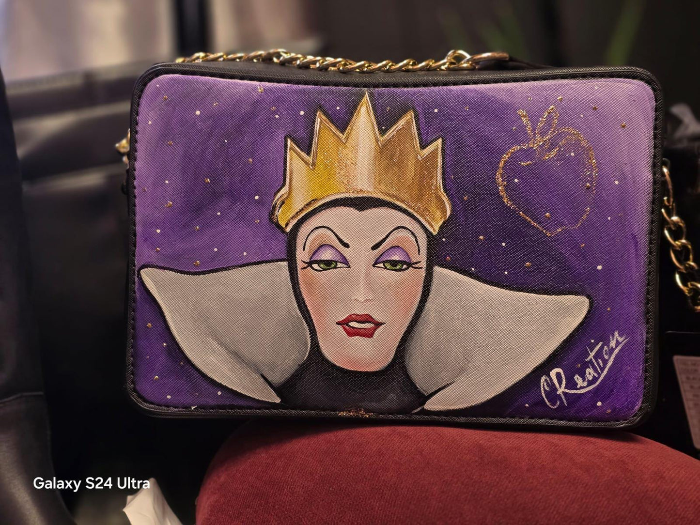 Borsa dipinta a mano ispirata alla Regina Grimilde Materiale: Ecopelle | Misure: 27 cm (lunghezza) x 8 cm (profondità) x 16 cm (altezza) 🧩 *Coordinabile su richiesta:* È possibile ordinare *un portafoglio o un giacchetto perfettamente abbinato* con lo stesso stile e soggetto