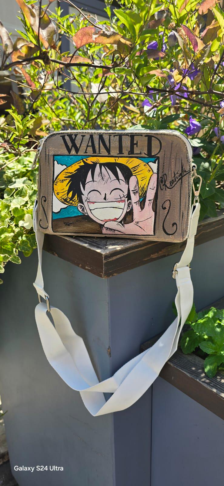 *Borsa Dipinta a Mano – Rubber Cappello di Paglia (One Piece) 🏴☠️🎨* Un accessorio unico per veri fan di One Piece! Questa *borsa in ecopelle dipinta a mano* ha come soggetto principale *Rubber (Luffy)* con il suo iconico *cappello di paglia*, simbolo di libertà e avventura. Realizzata con *colori acrilici professionali*, ogni borsa è un pezzo artigianale unico, perfett