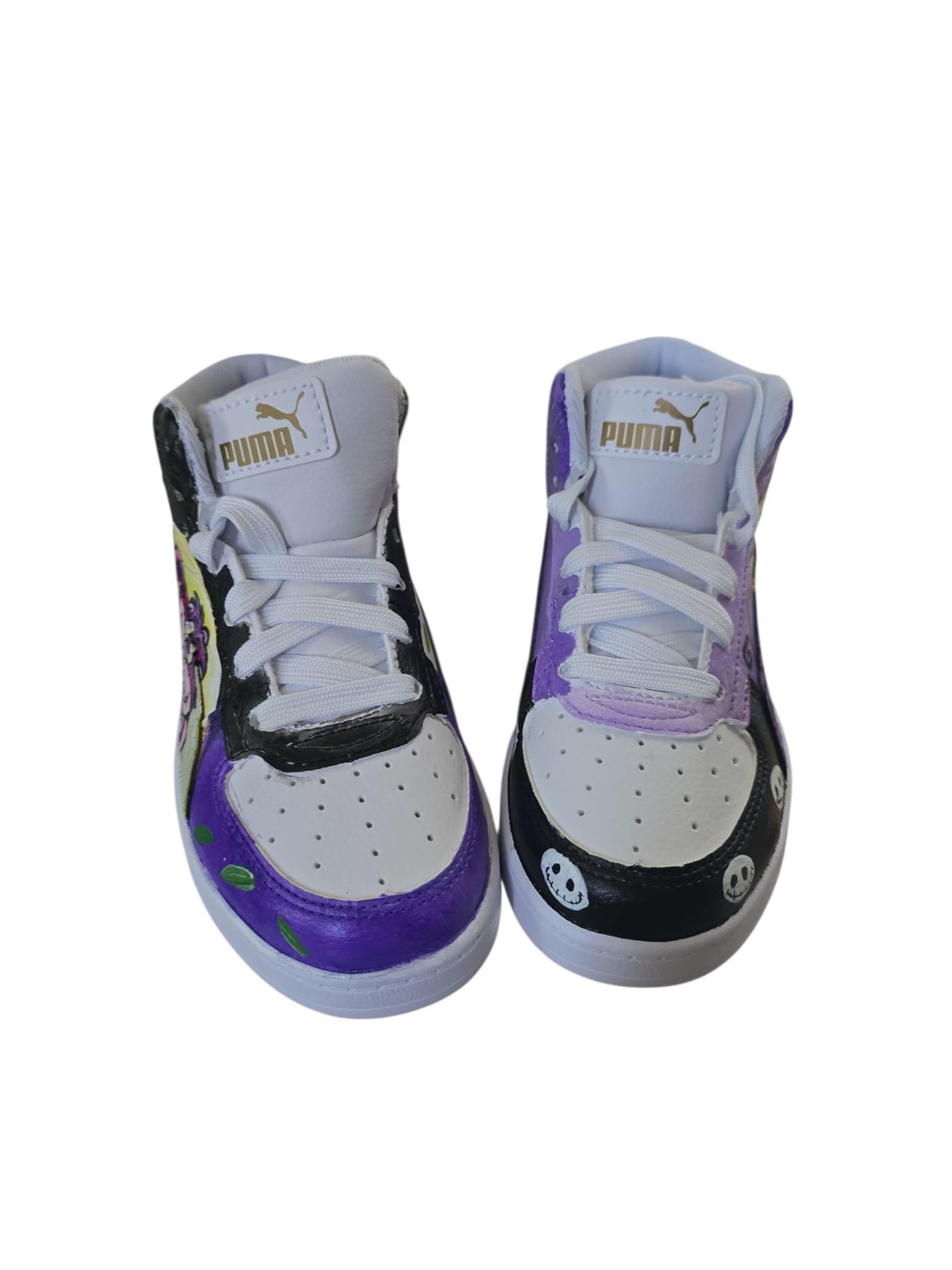 *Scarpe Puma dipinte a mano – Uomo/Donna 👟🎨* Un paio unico nel suo genere: una scarpa raffigura lo *Stregatto* di Alice nel Paese delle Meraviglie, l’altra il mitico *Jack di Nightmare Before Christmas*. Realizzate interamente a mano con *colori acrilici professionali*, resistenti all’usura e agli agenti atmosferici. 💡 Il prodotto non è in pronta consegna: spedizione entro *10 giorni lavorativi*, il tempo necessario per reperire la scarpa nella *misura richiesta*. Perfette per amanti dell’arte, dei carto