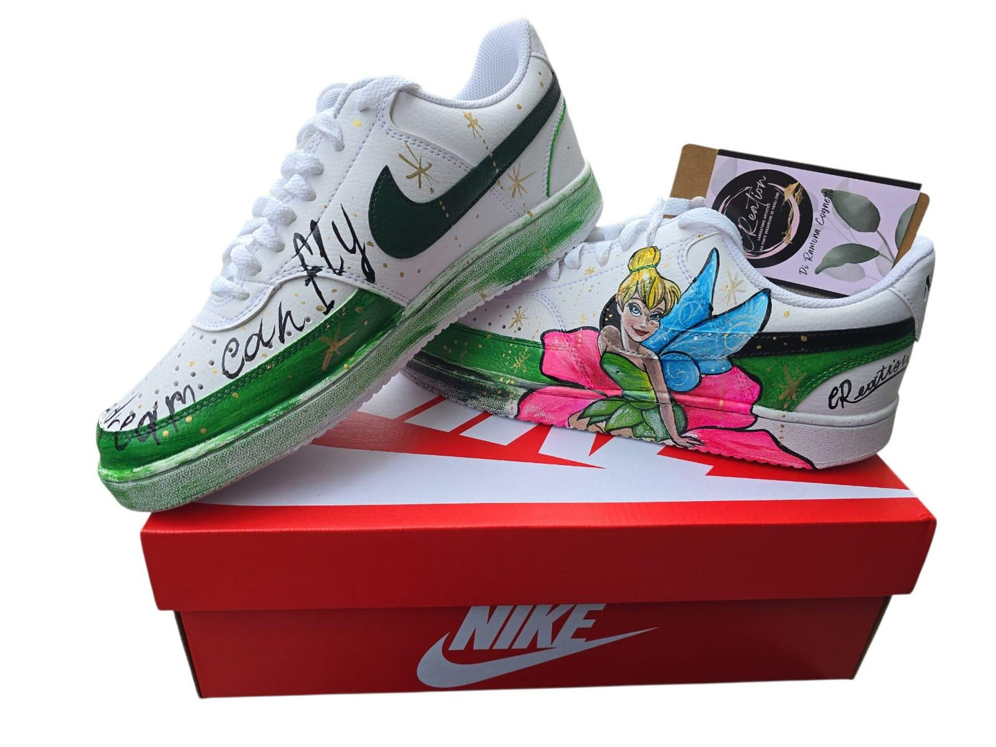 Scarpe Nike dipinte a mano – Trilly | Scarpe personalizzate uomo/donna disponibili in tutti i numeri *Descrizione:* ✨ Esprimi la tua magia con queste *scarpe Nike dipinte a mano* ispirate a *Trilly*, la fatina più amata! Ogni paio è un pezzo unico, realizzato con cura artigianale e colori acrilici di alta qualità resistenti all'acqua e all’usura. ✔ Disponibili su richiesta in *tutte le taglie Nike