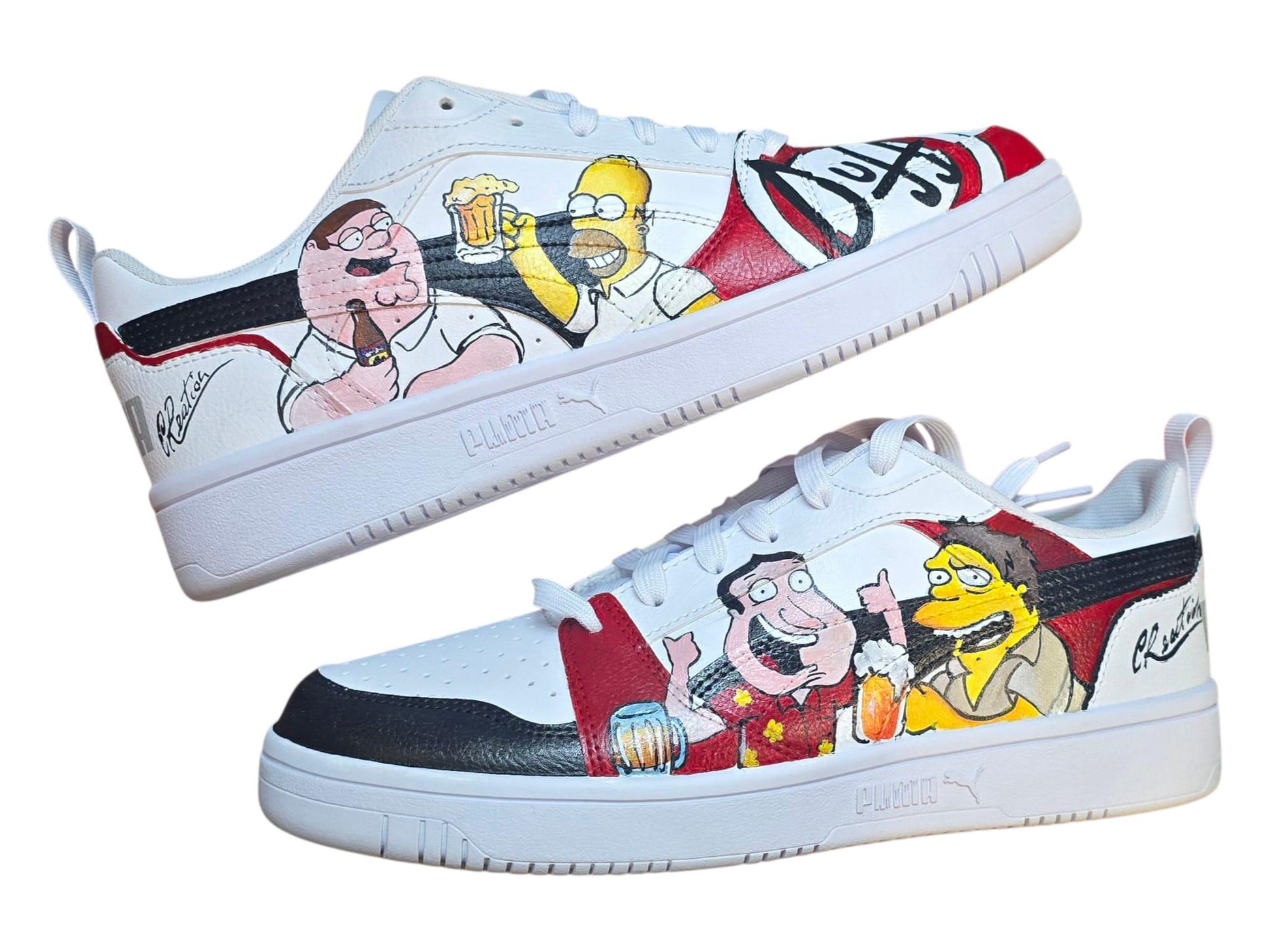 🎨 *Scarpe dipinte a mano - Puma n°42* 👟 Modello unico e originale con soggetto principale *I Griffin &amp; I Simpson insieme*, due icone dell’animazione unite su un’unica creazione! 🖐️ Ogni dettaglio è dipinto a mano con cura, rendendo queste scarpe un pezzo irripetibile. 📦 Disponibilità: - Pronta consegna se disponibili in negozio - In caso di vendita in negozio, verrà realizzato un set simile su ordinazione: - Stesso soggetto principale - Possibili piccole variazioni nel colore o nel modello di scarpe