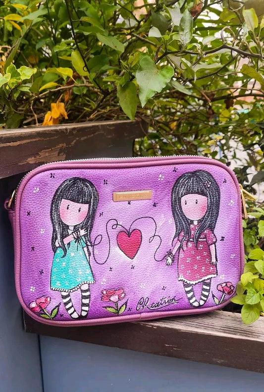 Borsa Dipinta a Mano - Il Filo Rosso che ci Unisce | Simbolo di Connessione e Amicizia ✨ Un accessorio unico, simbolo di legami indissolubili! ✨ Questa borsa speciale è dipinta a mano con colori acrilici resistenti e raffigura due bambine unite da un filo rosso con un cuore al centro, simbolo di connessione, amicizia e amore destinato. Perfetta per chi crede nel legame invisibile che unisce le anime, rendendole inseparabili.