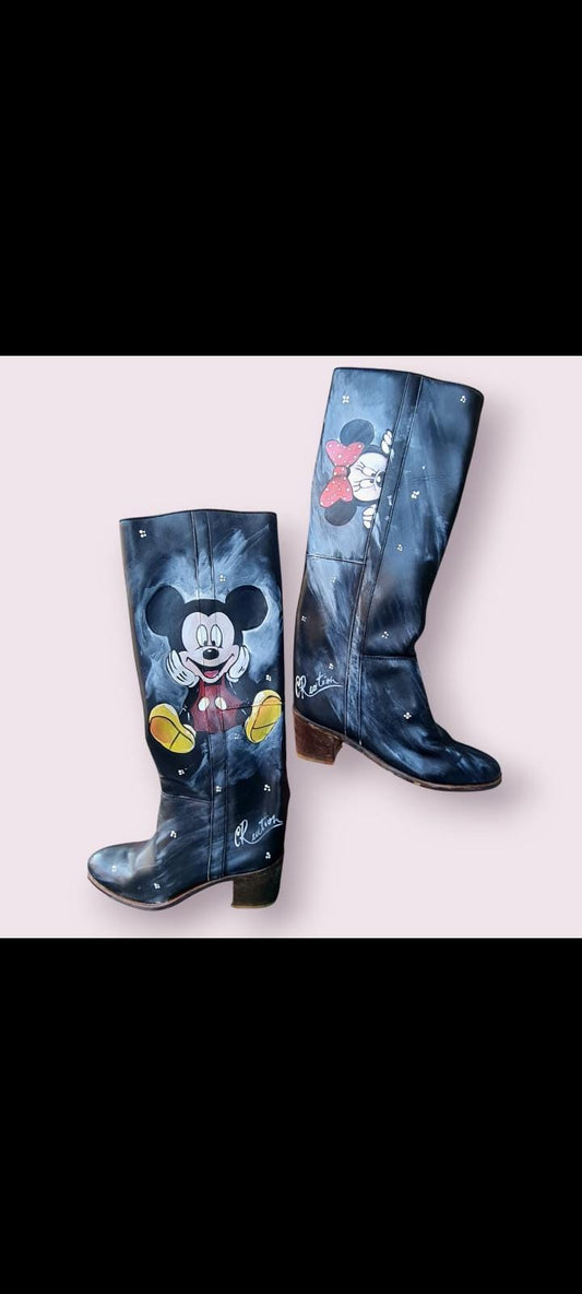 Topolino, Stivali in cuoio dipinto a mano