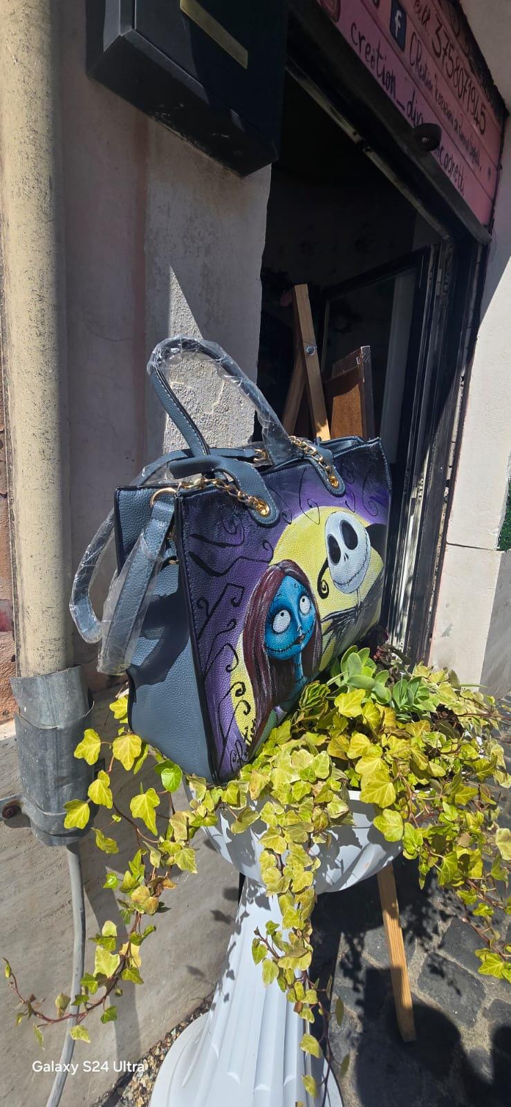 *Borsa Dipinta a Mano – Jack e Sally di Nightmare Before Christmas 🎃* 🧩 *Coordinabile su richiesta:* È possibile ordinare *un portafoglio o un giacchetto perfettamente abbinato* con lo stesso stile e soggetto ! Aggiungi un tocco di *magia gotica* e *romanticismo oscuro* al tuo look con questa *borsa dipinta a mano* che celebra i leggendari protagonisti di *Nightmare Before Christmas*: *Jack Skellington* e *Sally*! 🎨✨ Ogni borsa è realizzata con *colori acrilici di alta qualità* su *ecopelle resistente*, 