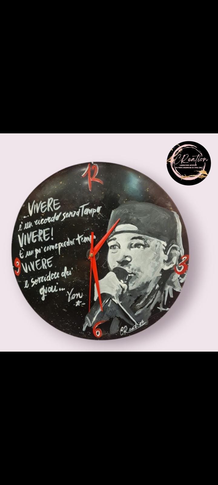 *Orologio da Parete Dipinto a Mano – Vasco Rossi &amp; Frase da "Vivere" 🕒🎶* Un tocco artistico e musicale per la tua casa! Questo *orologio da parete dipinto a mano* è un omaggio all'intramontabile *Vasco Rossi*, con un design unico che unisce il suo volto iconico a una frase tratta dalla canzone *Vivere*. Realizzato con *colori acrilici professionali* su una base di ottima qualità,