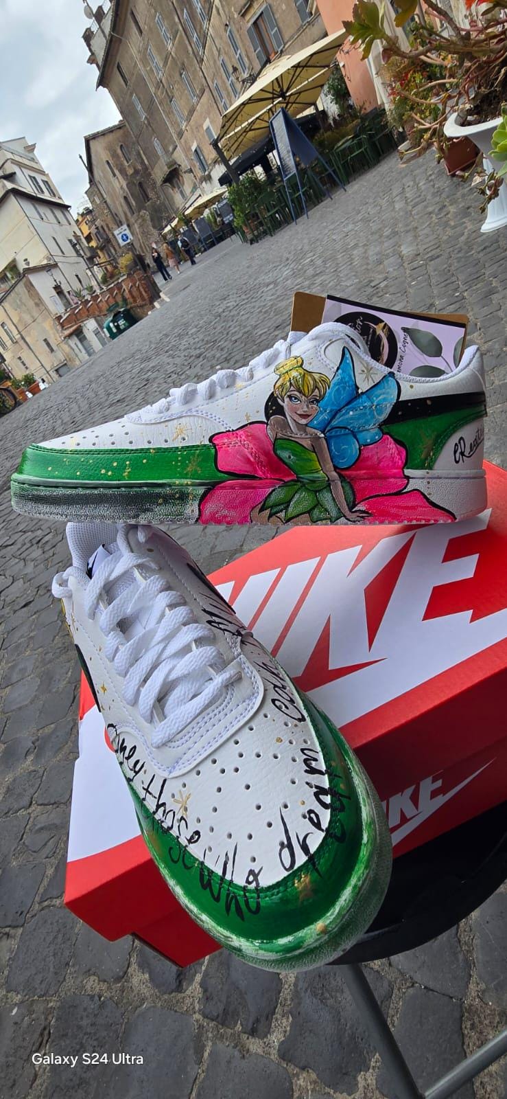 Scarpe Nike dipinte a mano – Trilly | Scarpe personalizzate uomo/donna disponibili in tutti i numeri *Descrizione:* ✨ Esprimi la tua magia con queste *scarpe Nike dipinte a mano* ispirate a *Trilly*, la fatina più amata! Ogni paio è un pezzo unico, realizzato con cura artigianale e colori acrilici di alta qualità resistenti all'acqua e all’usura. ✔ Disponibili su richiesta in *tutte le taglie Nike