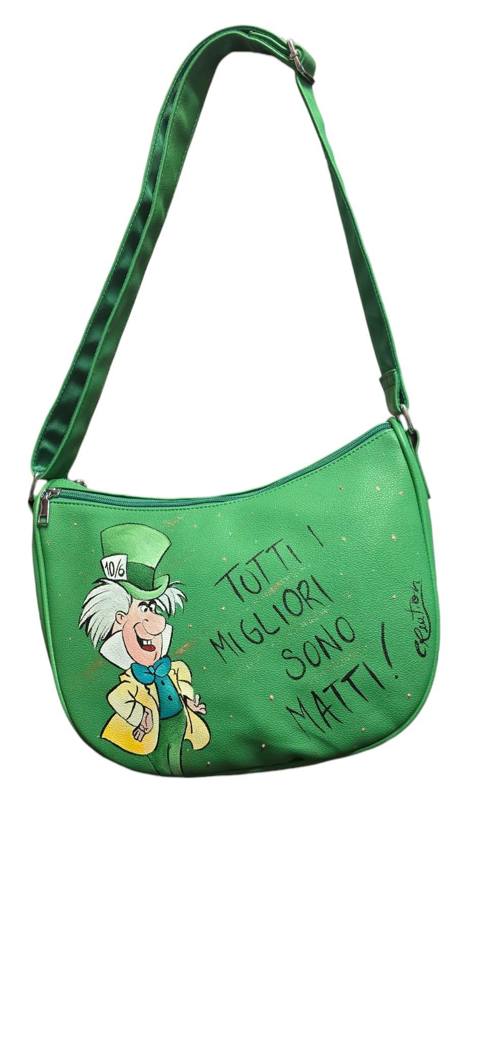 *Borsa dipinta a mano – Il Cappellaio Matto 🎩🟢* Un accessorio originale e stravagante, ispirato al magico mondo di Alice! Questa *borsa in ecopelle verde*, dipinta interamente a mano, ha come soggetto principale *il Cappellaio Matto*, celebre personaggio del cartone, accompagnato dalla frase iconica: *"Tutti i migliori sono matti"*. Un pezzo unico perfetto per chi ama distinguersi con stile e fantasia!