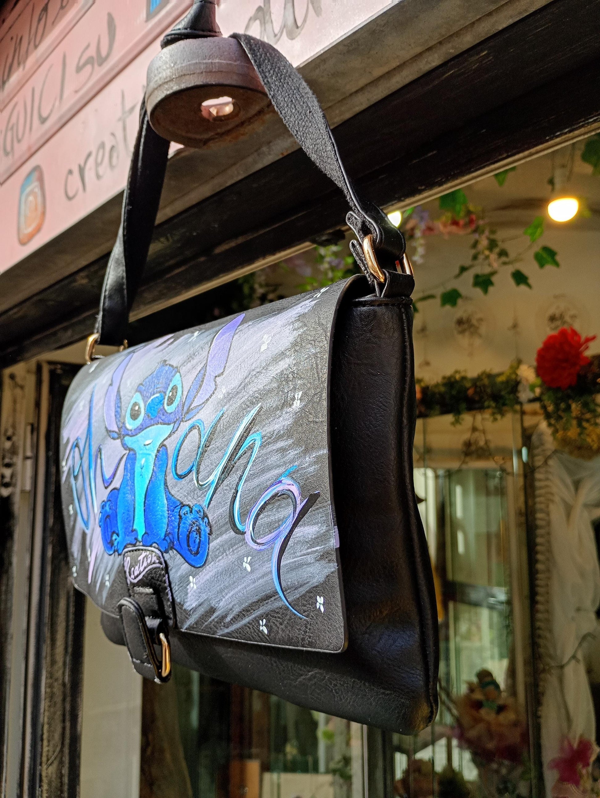 *Borsa Dipinta a Mano con Stitch – “Ohana” – Ecopelle – Personalizzabile* 🌺 *Coordinabile su richiesta:* È possibile ordinare *un portafoglio o un giacchetto abbinato* con lo stesso stile e soggetto! *Descrizione:* Questa borsa dipinta a mano è dedicata a *Stitch*, 