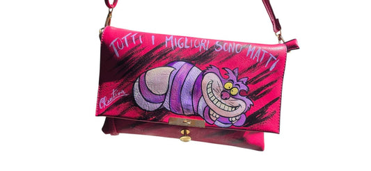 "Borsa Stregatto Alice nel Paese delle Meraviglie in Ecopelle | Dipinta a Mano | Lavabile fino a 40°C" 🧩 *Coordinabile su richiesta:* È possibile ordinare *un portafoglio o un giacchetto perfettamente abbinato* con lo stesso stile e soggetto ! Descrizione: Questa borsa unica nel suo genere è ispirata al famoso Stregatto di "Alice nel Paese delle Meraviglie". Ogni borsa è dipinta a mano con colori acrilici di alta qualità su morbida