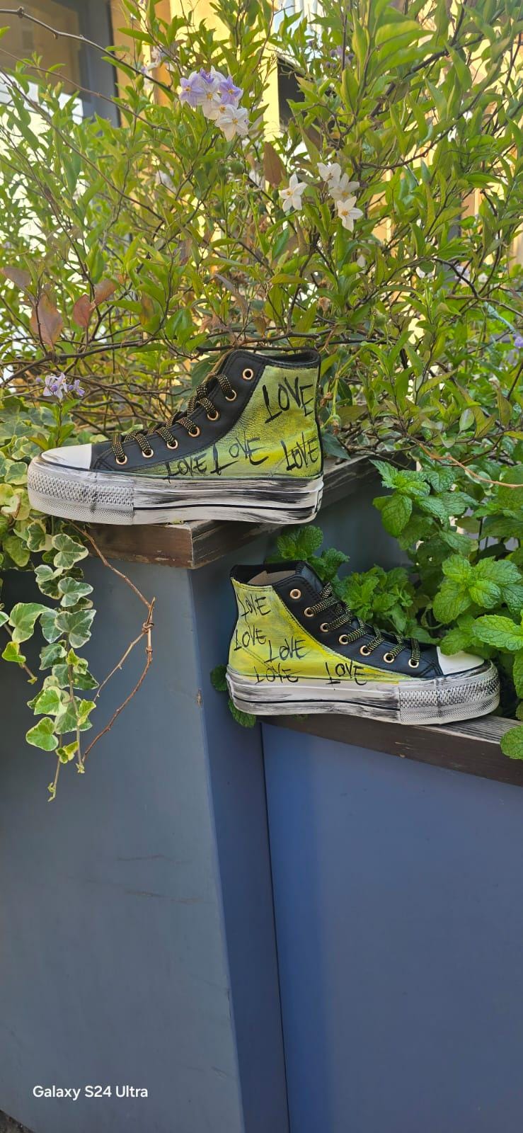 *Scarpe dipinte a mano - Tema Snoopy* Uniche, originali e realizzate interamente a mano! Queste scarpe personalizzate rendono omaggio al dolcissimo Snoopy, protagonista di tante avventure. Ogni dettaglio è dipinto con cura e precisione per portare sulla tua calzatura tutta la simpatia e la tenerezza del celebre cagnolino. 📦 Disponibilità: - Pronta consegna se disponibili in negozio - In caso di vendita in negozio, verrà realizzato un set simile su ordinazione: - Stesso soggetto principale - Possibili picco