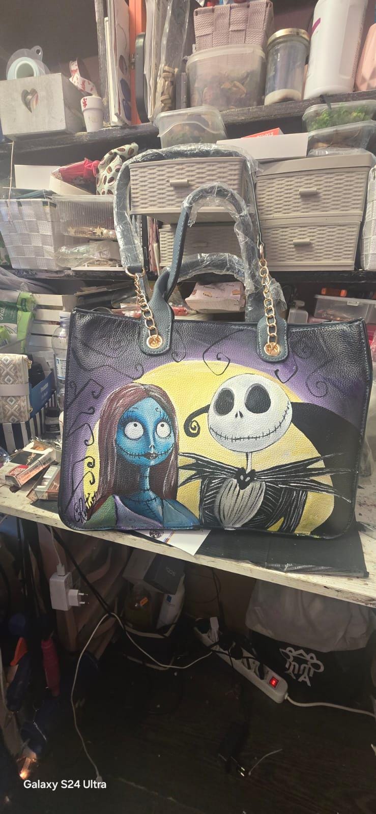 *Borsa Dipinta a Mano – Jack e Sally di Nightmare Before Christmas 🎃* 🧩 *Coordinabile su richiesta:* È possibile ordinare *un portafoglio o un giacchetto perfettamente abbinato* con lo stesso stile e soggetto ! Aggiungi un tocco di *magia gotica* e *romanticismo oscuro* al tuo look con questa *borsa dipinta a mano* che celebra i leggendari protagonisti di *Nightmare Before Christmas*: *Jack Skellington* e *Sally*! 🎨✨ Ogni borsa è realizzata con *colori acrilici di alta qualità* su *ecopelle resistente*, 