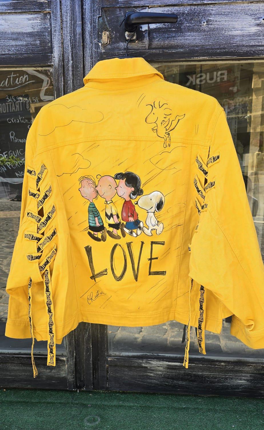 *Giacca Dipinta a Mano – Snoopy + Love ❤️🎨* Un capo originale, allegro e pieno di personalità! Questa *giacca dipinta a mano* ha come protagonista *Snoopy*, accompagnato da altri personaggi del mondo Peanuts e da una grande scritta decorativa *"LOVE"* sul retro. Perfetta per chi ama distinguersi con stile e dolcezza. 🧥 *Dettagli del prodotto:* - Giacca in jeans (disponibile anche in pelle su richiesta) - Taglia personalizzabile