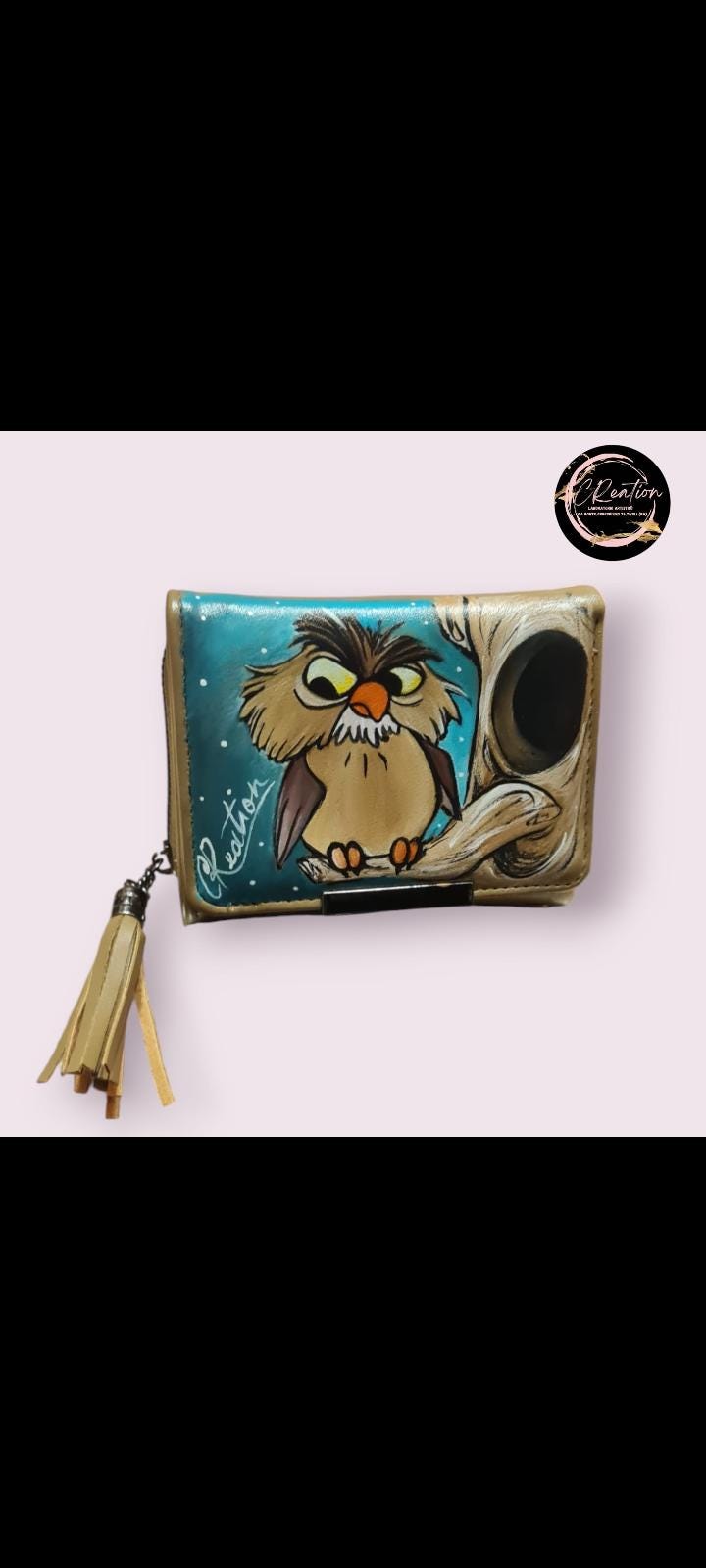 Portafoglio Dipinto a Mano - Accessorio Unico e Magico Materiali di alta qualità: il portafoglio è resistente e funzionale, perfetto per essere utilizzato tutti i giorni. La texture morbida e la finitura curata gli conferiscono un aspetto elegante e durevole nel tempo. Funzionale e pratico: Oltre ad essere un pezzo d’arte da collezione, questo portafoglio è anche estremamente pratico.