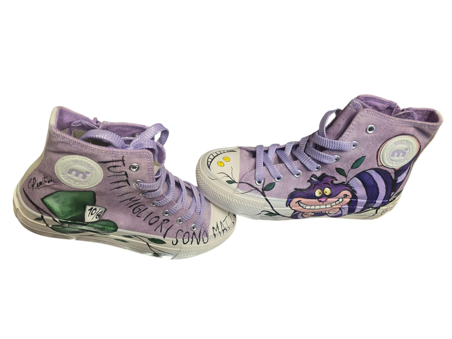 *Scarpe dipinte a mano – Soggetto principale: Stregatto 🐱🎨* Un paio di scarpe uniche e originali, interamente dipinte a mano con il celebre sorriso del "gatto più matto di sempre"! *Modello in foto:* Mistral – Numero 39 disponibile in pronta consegna. 👟 *Vuoi un’altra marca o un numero diverso?* Nessun problema! Su richiesta è possibile scegliere un altro tipo di scarpa: il prezzo verrà aggiornato in base al modello scelto. Essendo un prodotto artigianale, ogni scarpa è un pezzo unico. Potrebbero esserci