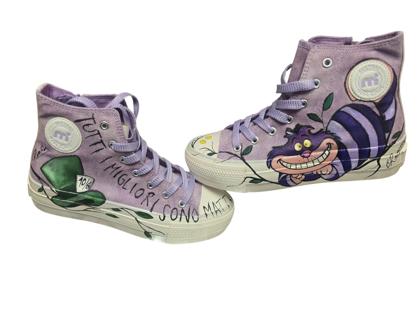 *Scarpe dipinte a mano – Soggetto principale: Stregatto 🐱🎨* Un paio di scarpe uniche e originali, interamente dipinte a mano con il celebre sorriso del "gatto più matto di sempre"! *Modello in foto:* Mistral – Numero 39 disponibile in pronta consegna. 👟 *Vuoi un’altra marca o un numero diverso?* Nessun problema! Su richiesta è possibile scegliere un altro tipo di scarpa: il prezzo verrà aggiornato in base al modello scelto. Essendo un prodotto artigianale, ogni scarpa è un pezzo unico. Potrebbero esserci