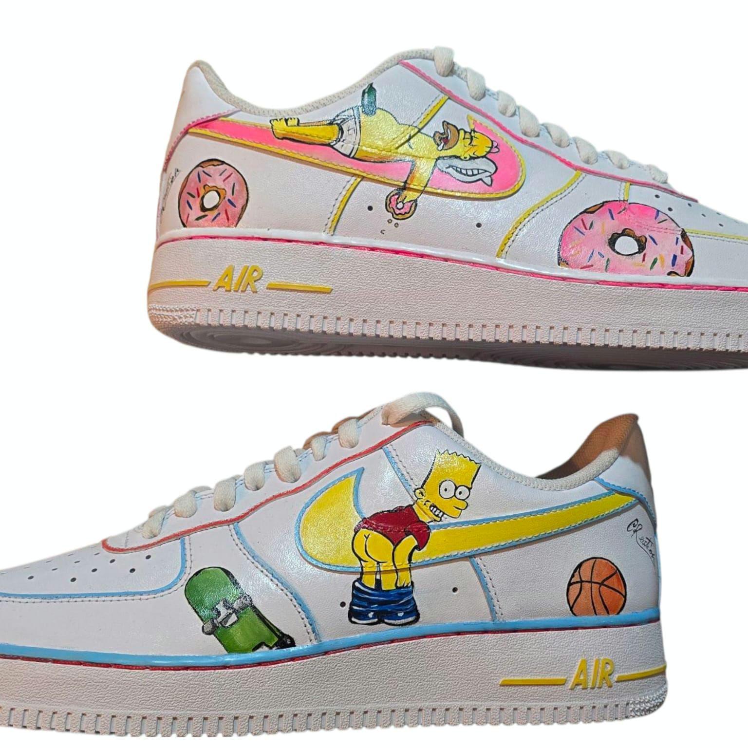 *Nike Air Force 1 Personalizzate – Tema The Simpsons 👟🎨* Per chi ama l’ironia, i colori e l’inconfondibile stile dei Simpson, queste *Nike Air Force 1 dipinte a mano* sono il pezzo perfetto! Personalizzate con i *personaggi iconici della serie* (Homer, Bart, Lisa, ecc.), ogni scarpa è un'opera artigianale realizzata con *colori acrilici di alta qualità* e sigillata per durare nel tempo.