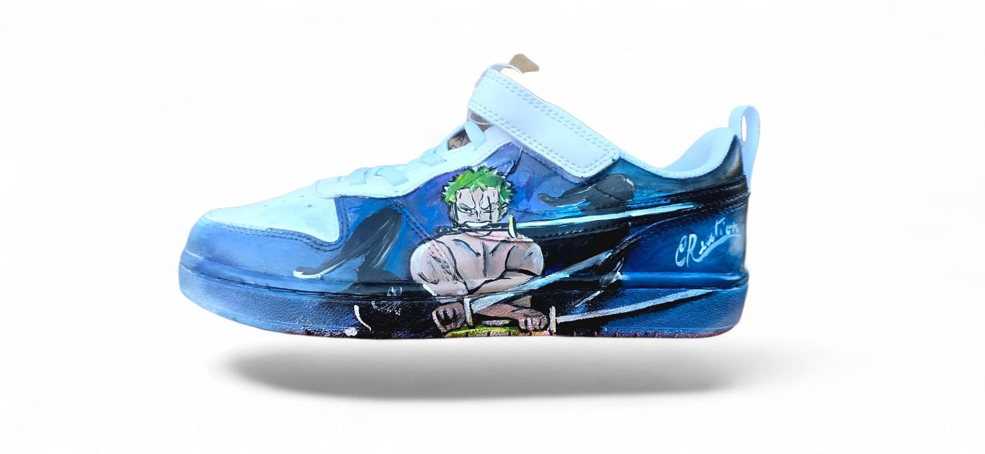 *Scarpe Nike dipinte a mano – Zoro &amp; personaggi One Piece ⚔️* Un’esplosione di stile per veri fan di *One Piece*! Queste sneakers Nike sono state trasformate in un’opera d’arte unica: il protagonista è *Zoro*, accompagnato da altri iconici personaggi e scritte ispirate all’anime. Ogni dettaglio è realizzato a mano con colori acrilici resistenti e protetti da vernice finale. 📦 Disponibilità: - Pronta consegna se disponibili in negozio