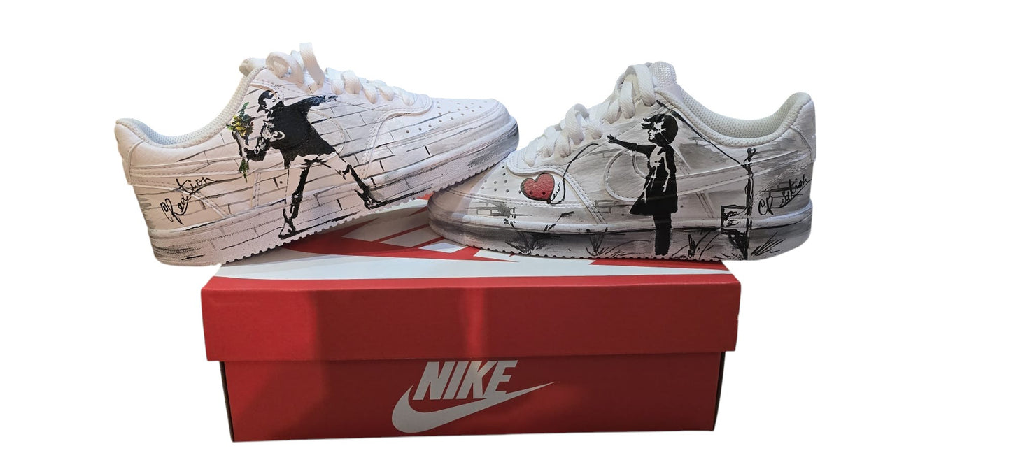 ✨ Il Soggetto: Arte ispirata a Banksy
Indossa un’opera d’arte con queste scarpe Nike dipinte interamente a mano, ispirate allo stile inconfondibile di Banksy.
Ogni dettaglio richiama il mondo della street art: provocatorio, minimal e ricco di significato. Perfette per chi ama distinguersi con un accessorio artistico e contemporaneo.