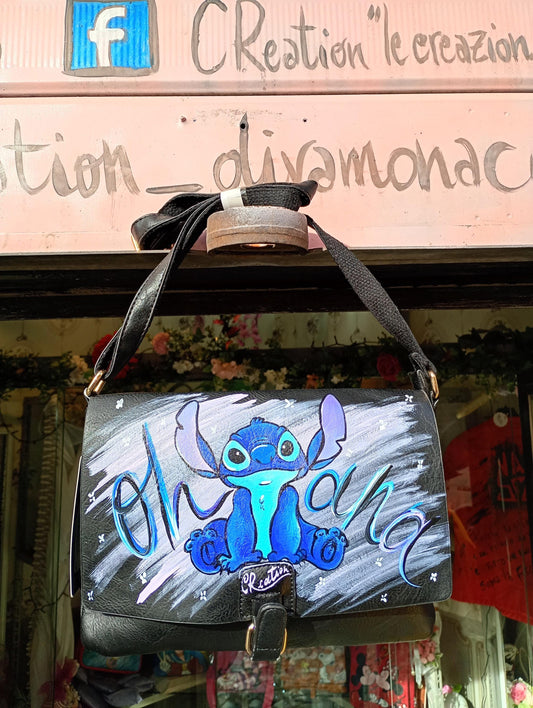 *Borsa Dipinta a Mano con Stitch – “Ohana” – Ecopelle – Personalizzabile* 🌺 *Coordinabile su richiesta:* È possibile ordinare *un portafoglio o un giacchetto abbinato* con lo stesso stile e soggetto! *Descrizione:* Questa borsa dipinta a mano è dedicata a *Stitch*, 