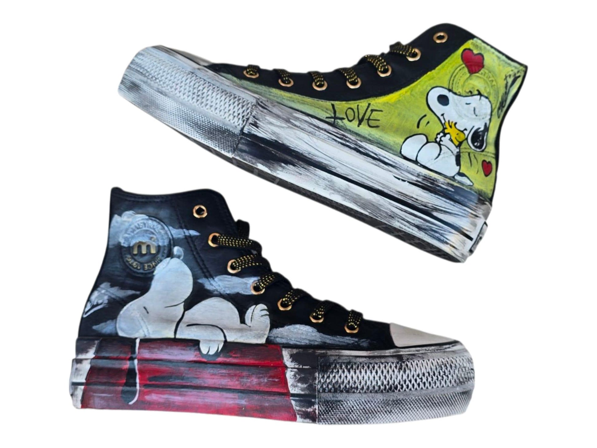 *Scarpe dipinte a mano - Tema Snoopy* Uniche, originali e realizzate interamente a mano! Queste scarpe personalizzate rendono omaggio al dolcissimo Snoopy, protagonista di tante avventure. Ogni dettaglio è dipinto con cura e precisione per portare sulla tua calzatura tutta la simpatia e la tenerezza del celebre cagnolino. 📦 Disponibilità: - Pronta consegna se disponibili in negozio - In caso di vendita in negozio, verrà realizzato un set simile su ordinazione: - Stesso soggetto principale - Possibili picco